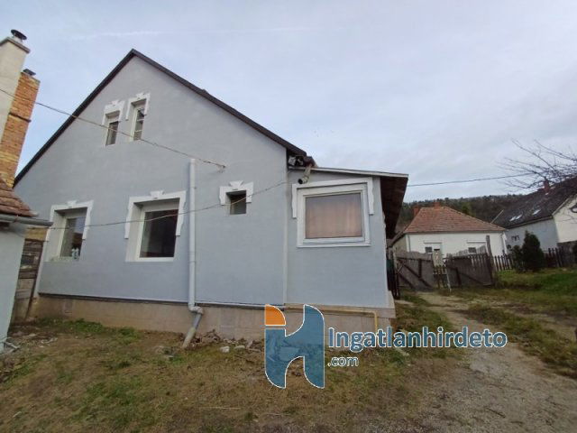 Eladó családi ház, Válluson 62 M Ft, 6 szobás