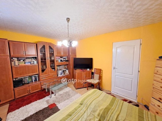 Eladó családi ház, Szolnokon 29.99 M Ft, 2 szobás