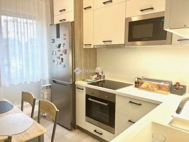 Eladó panellakás, Pécsett 52.9 M Ft, 4 szobás