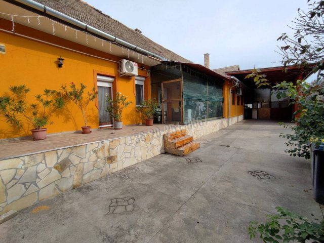 Eladó családi ház, Bátaszéken 55 M Ft, 5 szobás