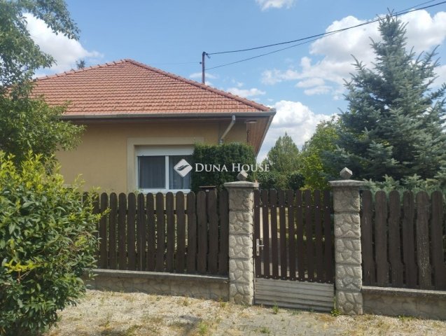 Eladó családi ház, Csákváron 108 M Ft, 4 szobás