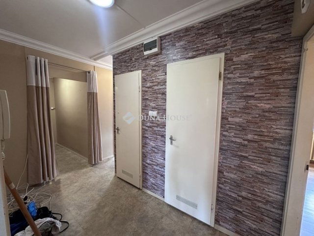 Eladó panellakás, Szegeden 62 M Ft, 3 szobás