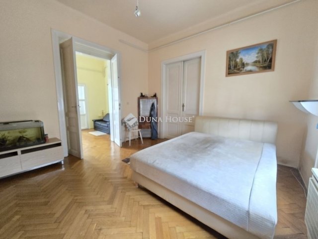 Eladó családi ház, Pécsett 126.9 M Ft, 6 szobás