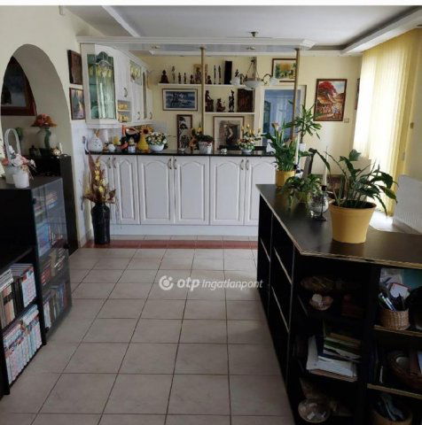 Eladó családi ház, Bocskaikerten 240 M Ft, 3 szobás