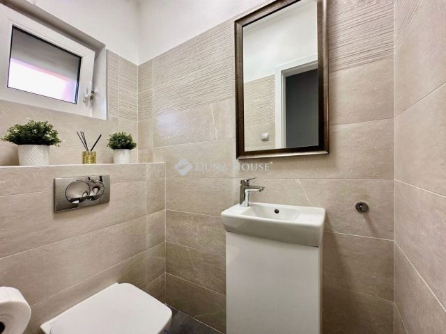 Eladó családi ház, Pécsett 280 M Ft, 9 szobás