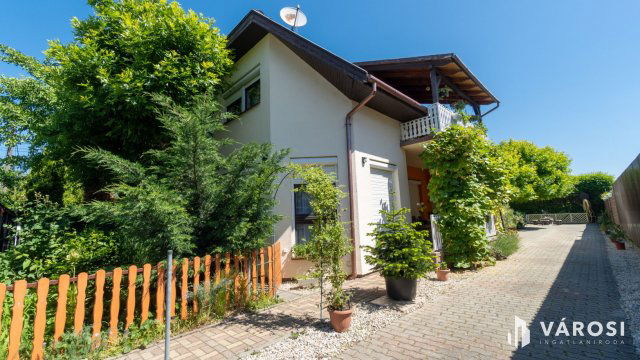 Eladó családi ház, Siófokon 134.9 M Ft, 11 szobás