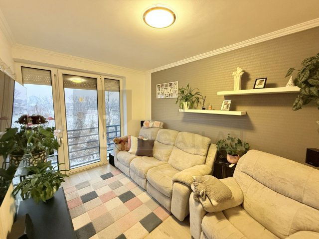 Eladó téglalakás, Szegeden 100 M Ft, 5 szobás