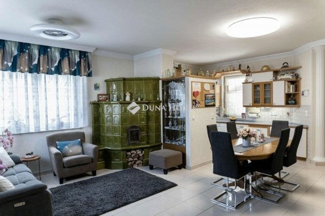 Eladó családi ház, Dunakeszin 193 M Ft, 5 szobás