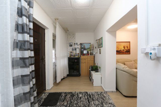 Eladó családi ház, Versegen 84.9 M Ft, 6 szobás