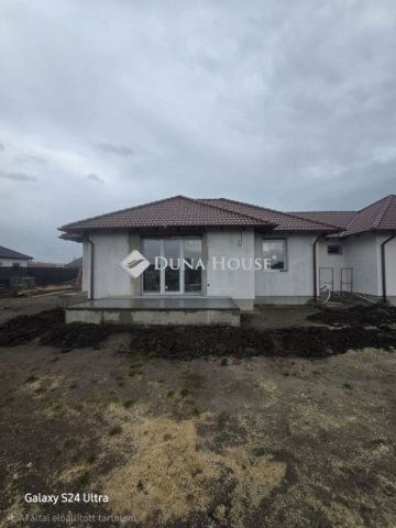 Eladó ikerház, Jászberényben 54.99 M Ft, 4 szobás