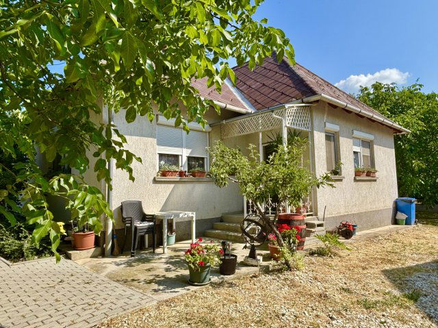 Eladó családi ház, Balatonfüreden 89.9 M Ft, 1+2 szobás