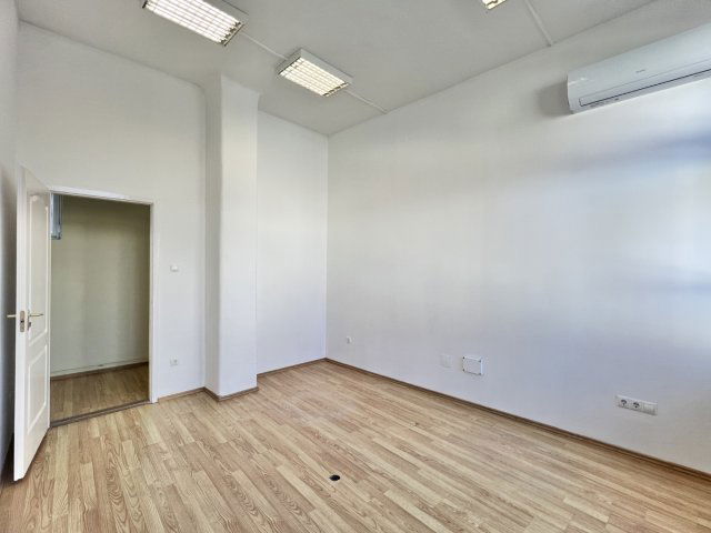 Kiadó iroda, Kaposváron, Fő utcában 45 E Ft / hó, 1 szobás