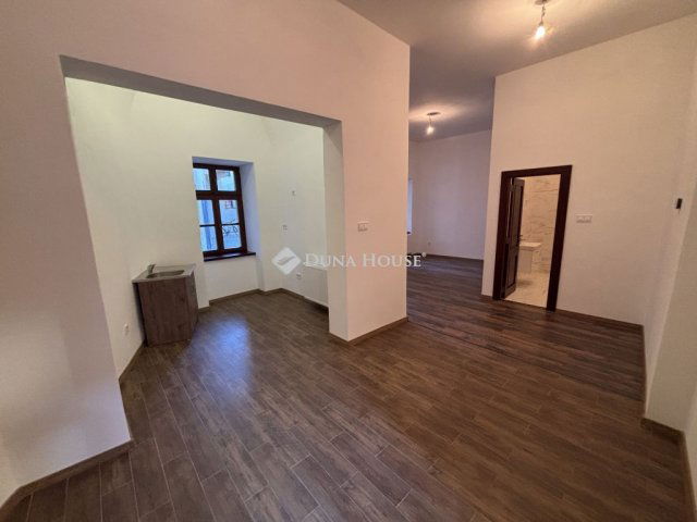 Eladó téglalakás, Sopronban 51.9 M Ft, 1 szobás