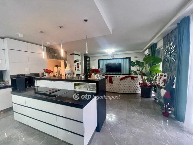 Eladó családi ház, Biatorbágyon 390 M Ft, 7 szobás