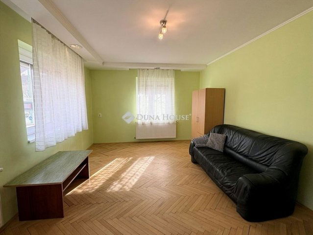 Eladó téglalakás, Szegeden 88 M Ft, 4 szobás