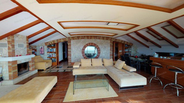 Eladó családi ház, Balatonfüreden 449.9 M Ft, 9 szobás