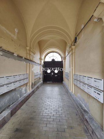 Eladó téglalakás, Budapesten, X. kerületben, Román utcában