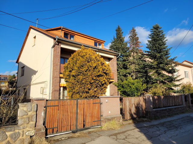 Eladó családi ház, Pécsett 92.9 M Ft, 7 szobás