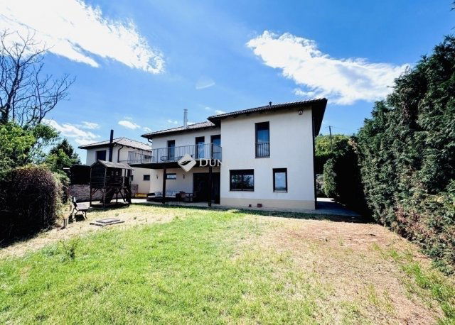 Eladó családi ház, Pécsett 225 M Ft, 6 szobás