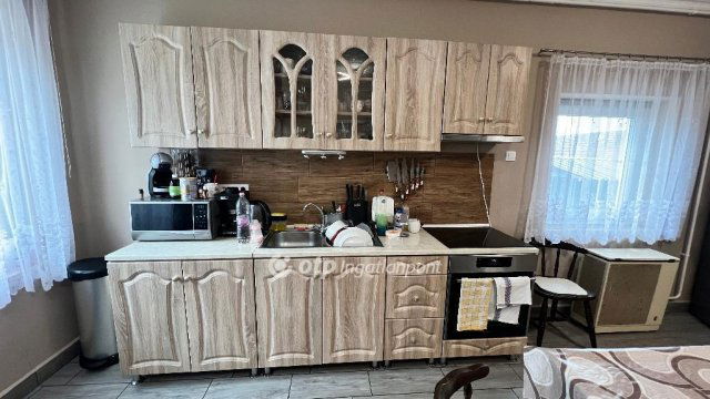 Eladó családi ház, Bébén 24.9 M Ft, 2 szobás