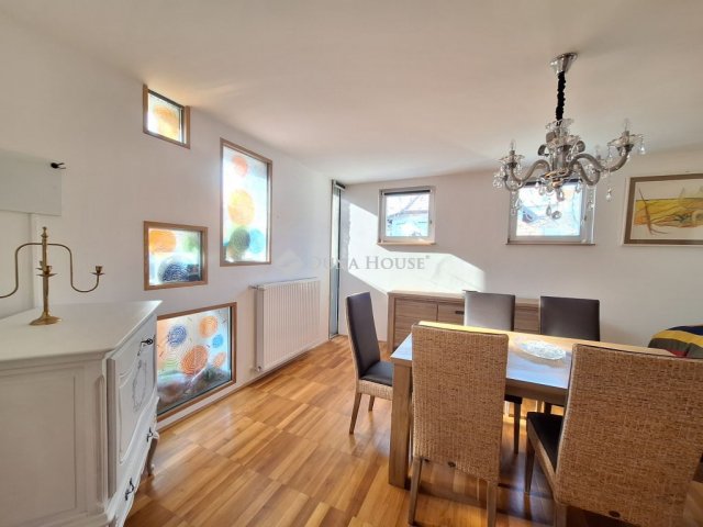 Eladó családi ház, Pécsett 130 M Ft, 4 szobás