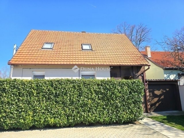 Eladó családi ház, Pécsett 109.9 M Ft, 6 szobás