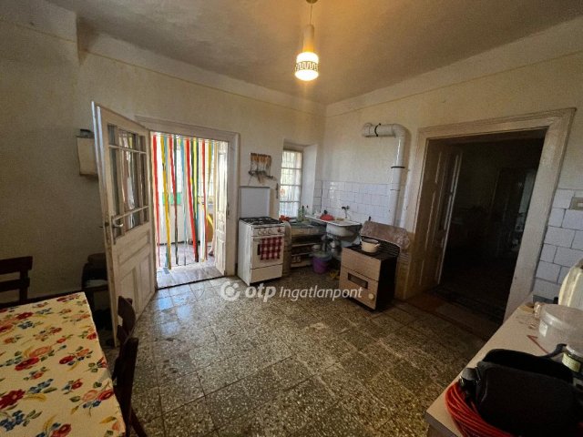 Eladó családi ház, Karcagon 13 M Ft, 4 szobás
