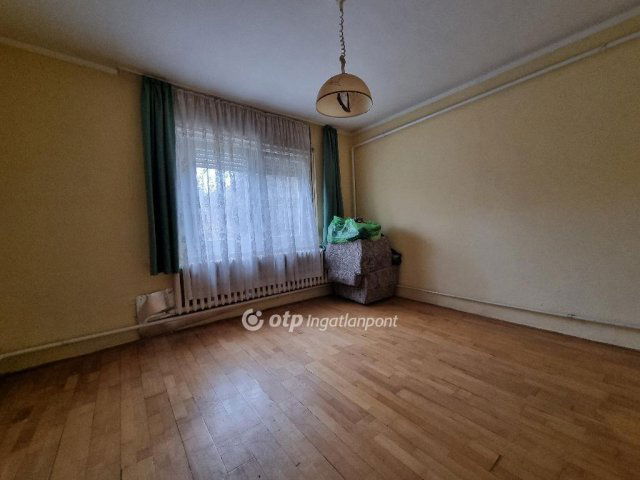 Eladó családi ház, Pápán 42.5 M Ft, 2+1 szobás