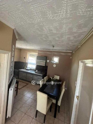 Eladó családi ház, Újszászon 43 M Ft, 5+2 szobás