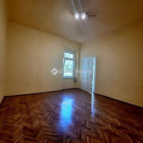 Eladó téglalakás, Budapesten, VI. kerületben 53 M Ft, 1 szobás