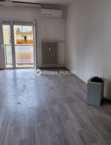 Eladó panellakás, Pécsett 52 M Ft, 2 szobás