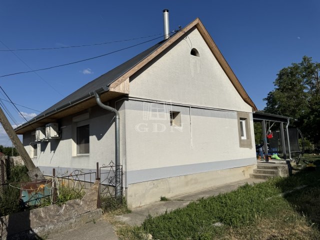 Eladó családi ház, Szabadbattyánban 39.9 M Ft, 3 szobás