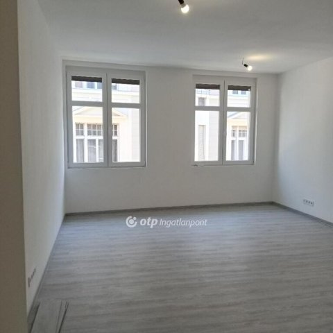 Eladó téglalakás, Budapesten, VI. kerületben 79.9 M Ft, 1 szobás