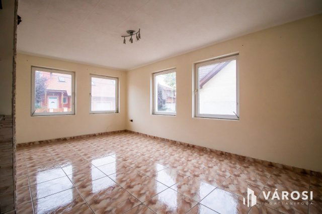 Eladó családi ház, Székesfehérvárott 120 M Ft, 8+1 szobás