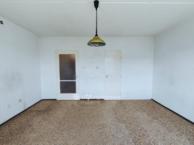 Eladó panellakás, Ajkán 26.9 M Ft, 1 szobás