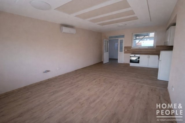 Eladó családi ház, Sándorfalván 59.99 M Ft, 3 szobás