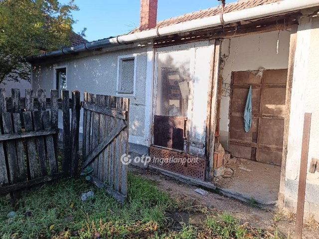 Eladó családi ház, Zsákán 15 M Ft, 3 szobás