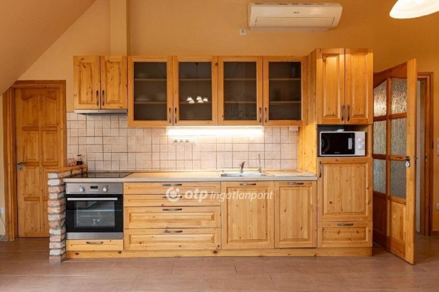 Eladó családi ház, Balatonalmádiban 219.9 M Ft, 6 szobás
