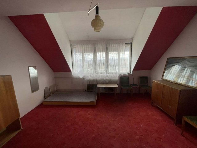 Eladó családi ház, Szegeden 104.5 M Ft, 9 szobás