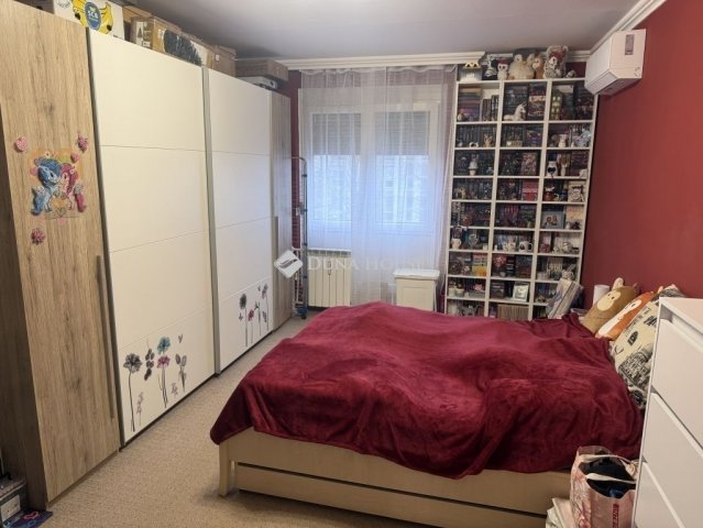 Eladó panellakás, Pécsett 62.9 M Ft, 3 szobás