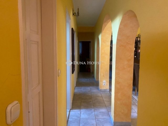 Eladó családi ház, Taksonyon 349 M Ft, 9 szobás