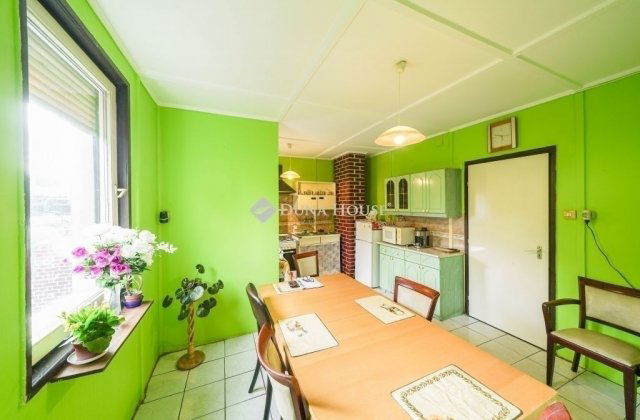 Eladó családi ház, Vecsésen 99 M Ft, 4 szobás