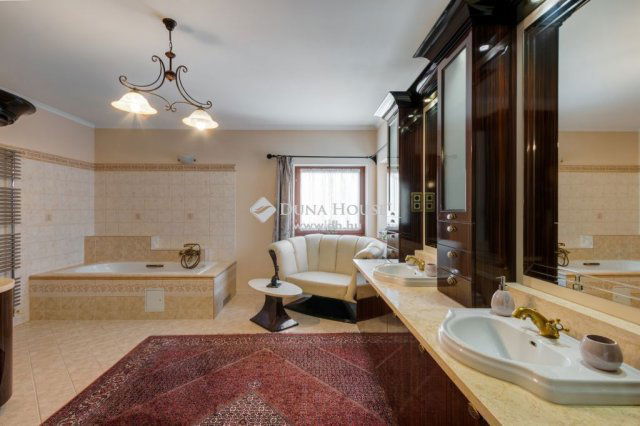 Eladó családi ház, Gödön 776 M Ft, 8+1 szobás