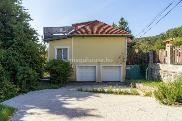 Eladó családi ház, Budapesten, III. kerületben 283 M Ft