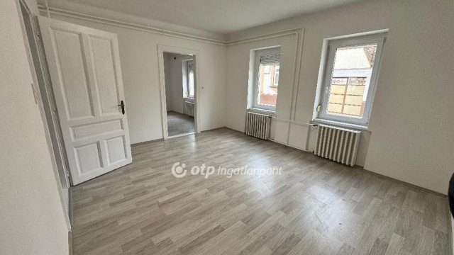 Eladó téglalakás, Pápán 49 M Ft, 3 szobás