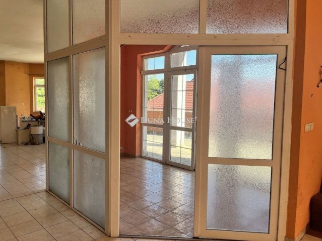 Eladó családi ház, Pécsett 99.89 M Ft, 6 szobás