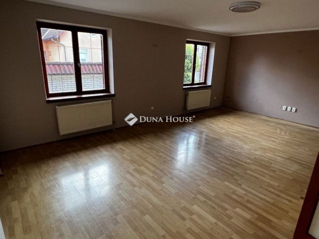 Eladó családi ház, Dunaújvárosban 119.9 M Ft, 7 szobás