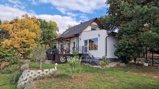 Eladó családi ház, Pécsett 122 M Ft, 2 szobás