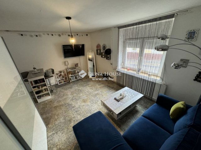 Eladó családi ház, Pécsett 69.99 M Ft, 4 szobás