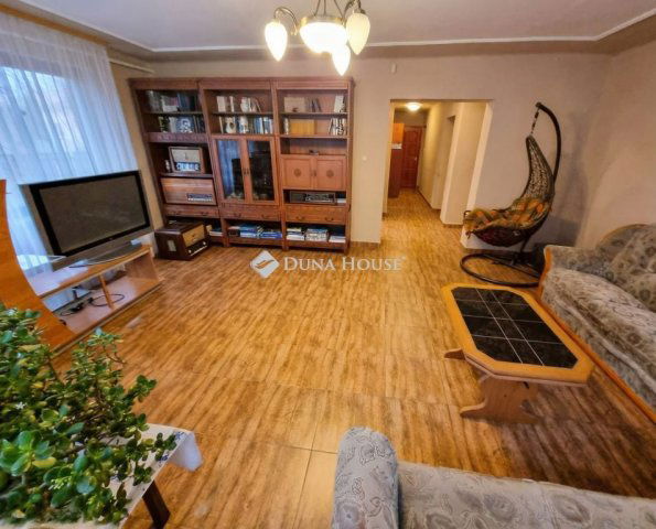 Eladó családi ház, Szigetszentmártonban 84.9 M Ft, 6 szobás